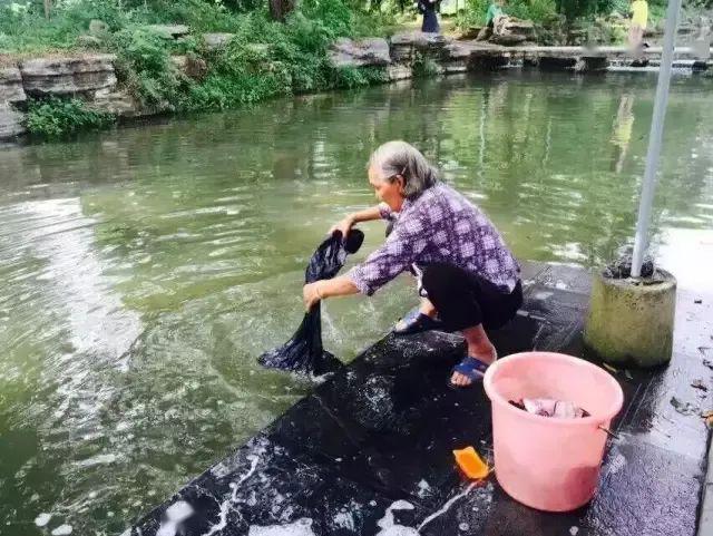 湖北老人在水塘洗衣服3岁岁孙女转眼没人原来