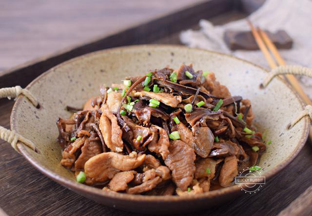 怎么把肉炒的干香 b4c5f05c47e540089f83567d670d32c8.jpeg