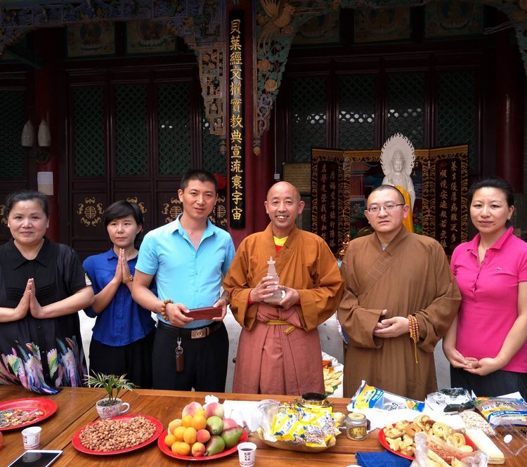 2013年.郝国圣居士到五台山朝圣与圆照寺方仗交流并互赠礼物.