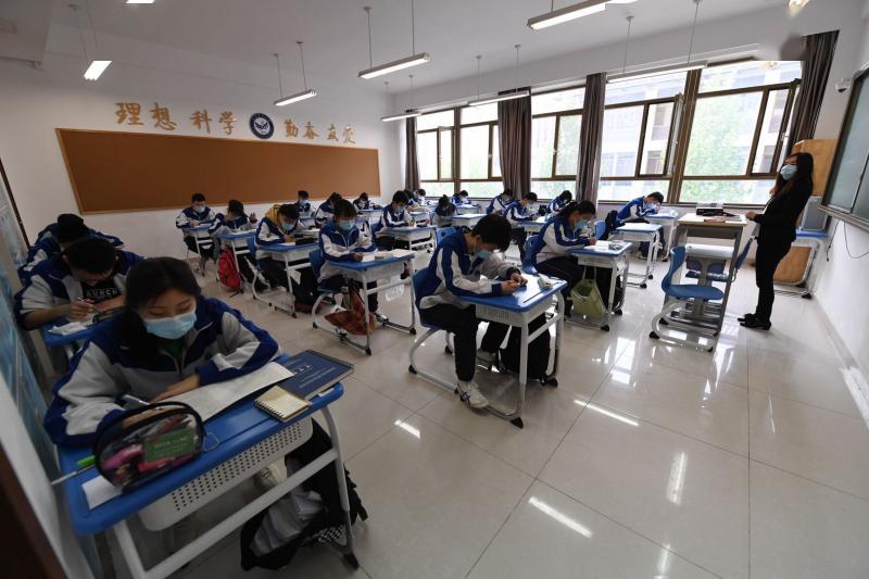 丰台二中高三学生返校,第一节体育课 课堂教学 食堂就餐 就餐学生保持