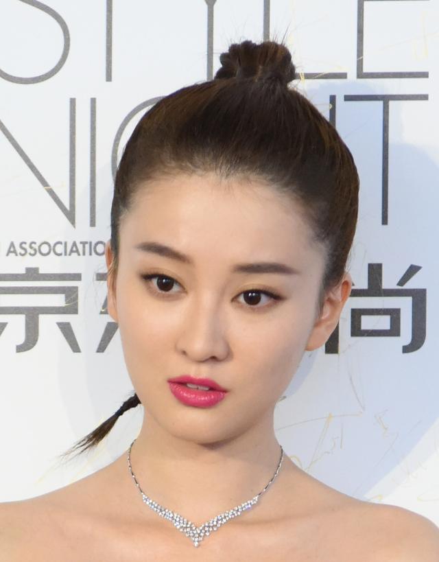1/ 12 乔欣虽然五官和脸型不算大美女,但是她的身材比例很优越.