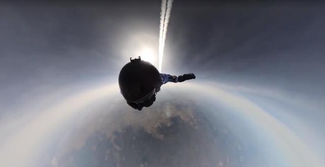 俄空降兵在北极万米高空跳伞，出舱瞬间仿佛看