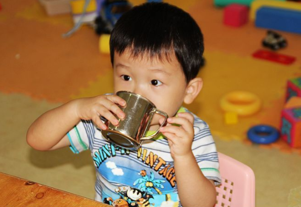 「孩子」是伤害脾胃的“真凶”，很多家长不自知，会后悔！这3种食物