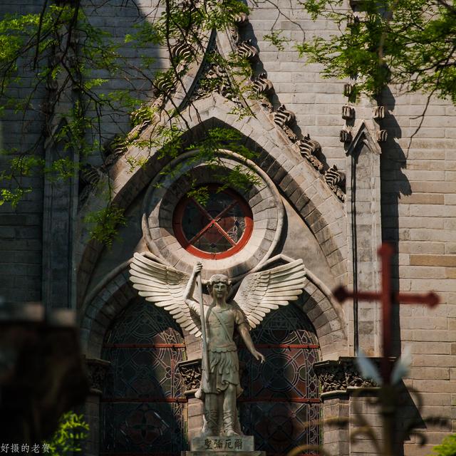 天主教北京总教区东交民巷圣弥额尔天主堂,门上的天使像
