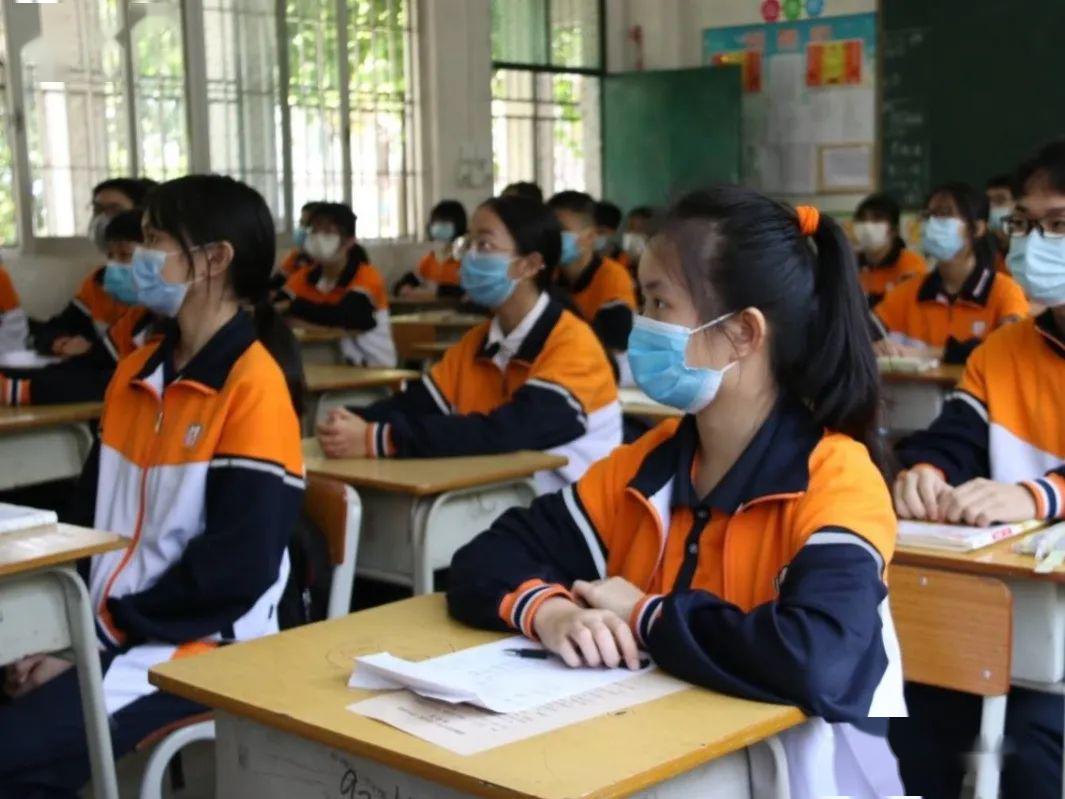 英德市第八中学卫生防疫副校长为学生  讲解相关防疫知识.