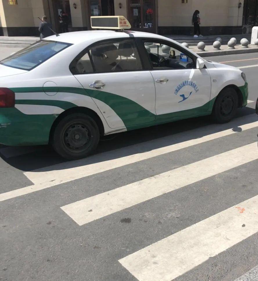 头条争议白城一男子被超市人员强制扣留翻包此事已报警问题到底出在谁