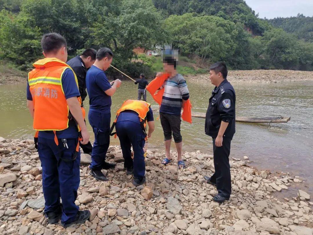 赣县一男子被困江中,上游正在泄洪,险些._周磊