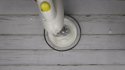 没有打蛋器怎么打发蛋白全过程 f7e1e13b082b43a79f8e948b48ea31b6.gif