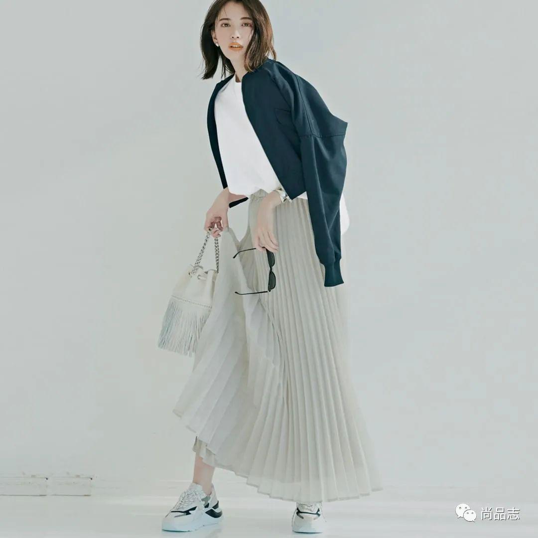 欧美的街拍里半裙 老爹鞋的穿法也是比较普遍,相比裤子,裙子对于身高