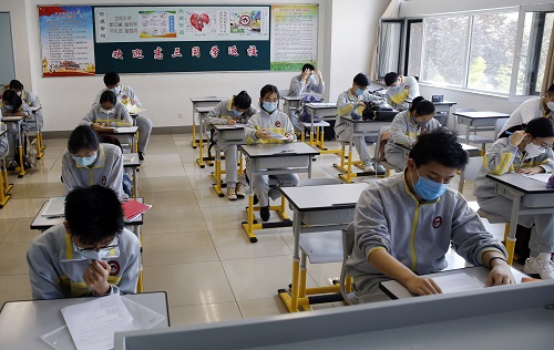 美媒：重返校园的中国学生面临“新现状”