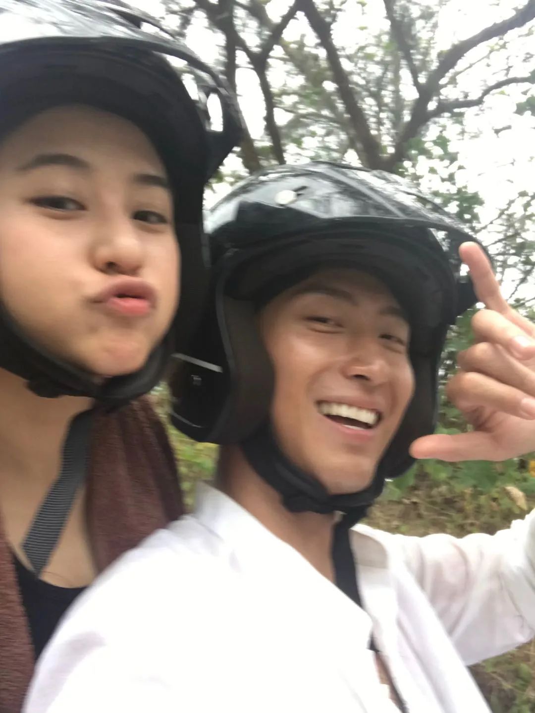 赌王女儿何超莲颜值不低！窦骁晒偷拍照颜值能