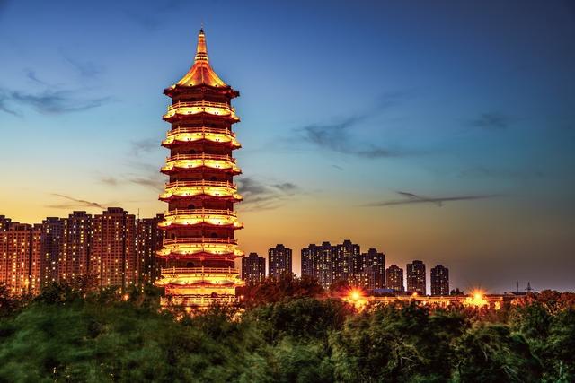 致远塔位于北宁公园中宁园的最北边是津门新建的仿古高层景观