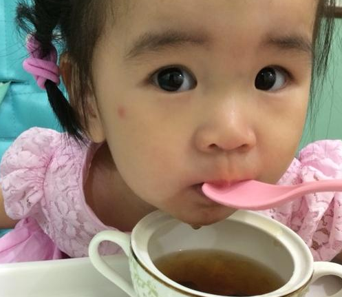 「孩子」孩子喝有助于脾胃好，少生病，个头蹿给娃煮汤别忘记放点“它”