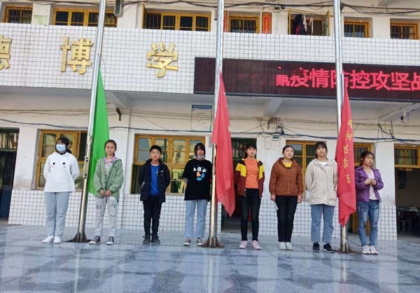 隆回高洲中学每周举行升旗仪式不间断