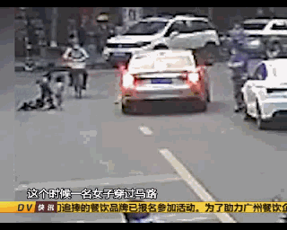 「邻家」痛心！妈妈过马路扶邻家摔倒儿童 2岁女儿尾随被撞身亡