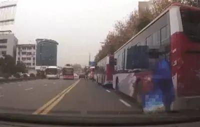 「邻家」痛心！妈妈过马路扶邻家摔倒儿童 2岁女儿尾随被撞身亡