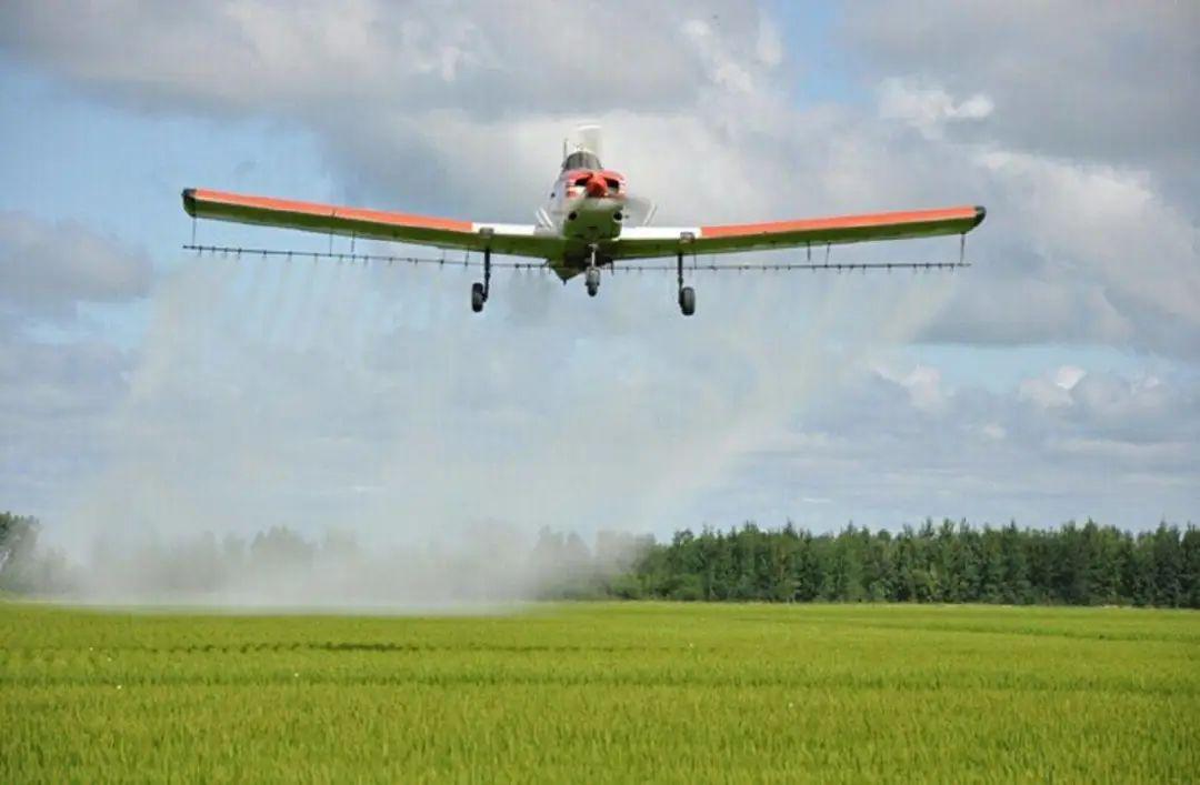 美国小型飞机空中喷洒农药