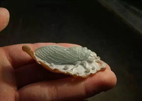 把一块普通的翡翠原石雕刻一只"蝉",是不是感觉玉石雕刻很简单