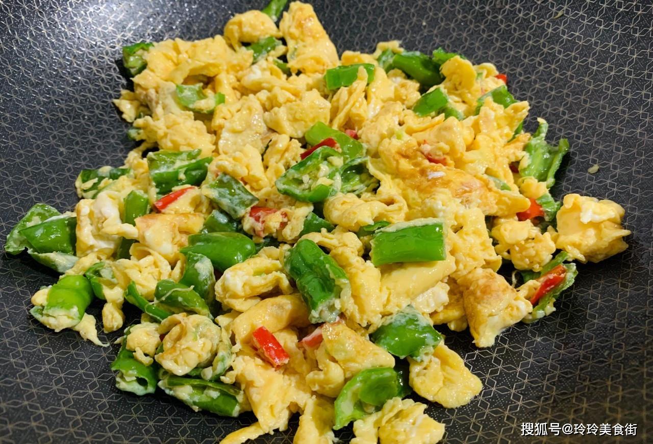 放入碗中备用,其实在搅拌鸡蛋液的时候,可以加入一点食盐,这样炒