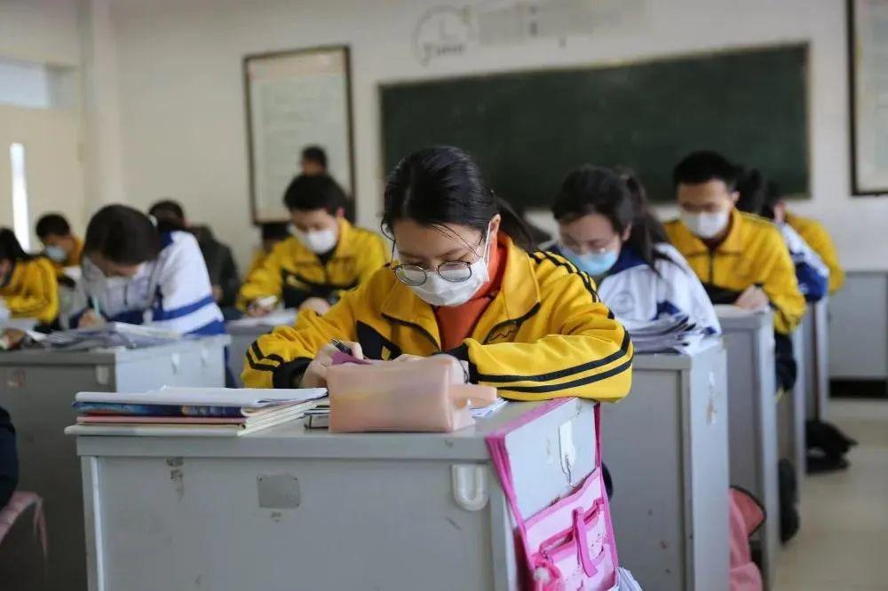 为文登学子保驾护航~_新一中