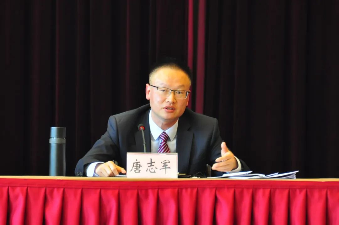 湖北郧县农商银行党委书记,董事长唐志军作总结讲话