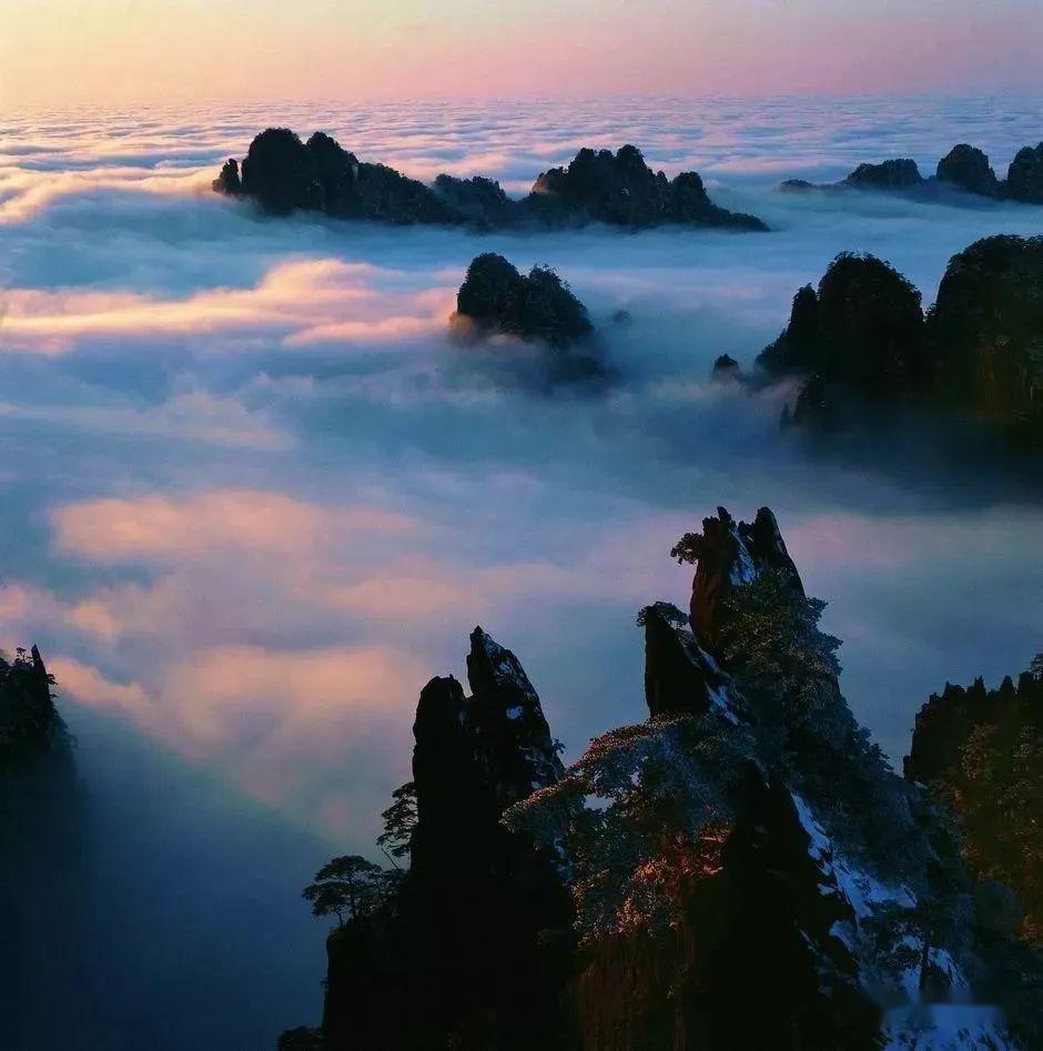 想要看到壮观的云海,最好选择高度较高的山峰,在冬,春季节去观赏.