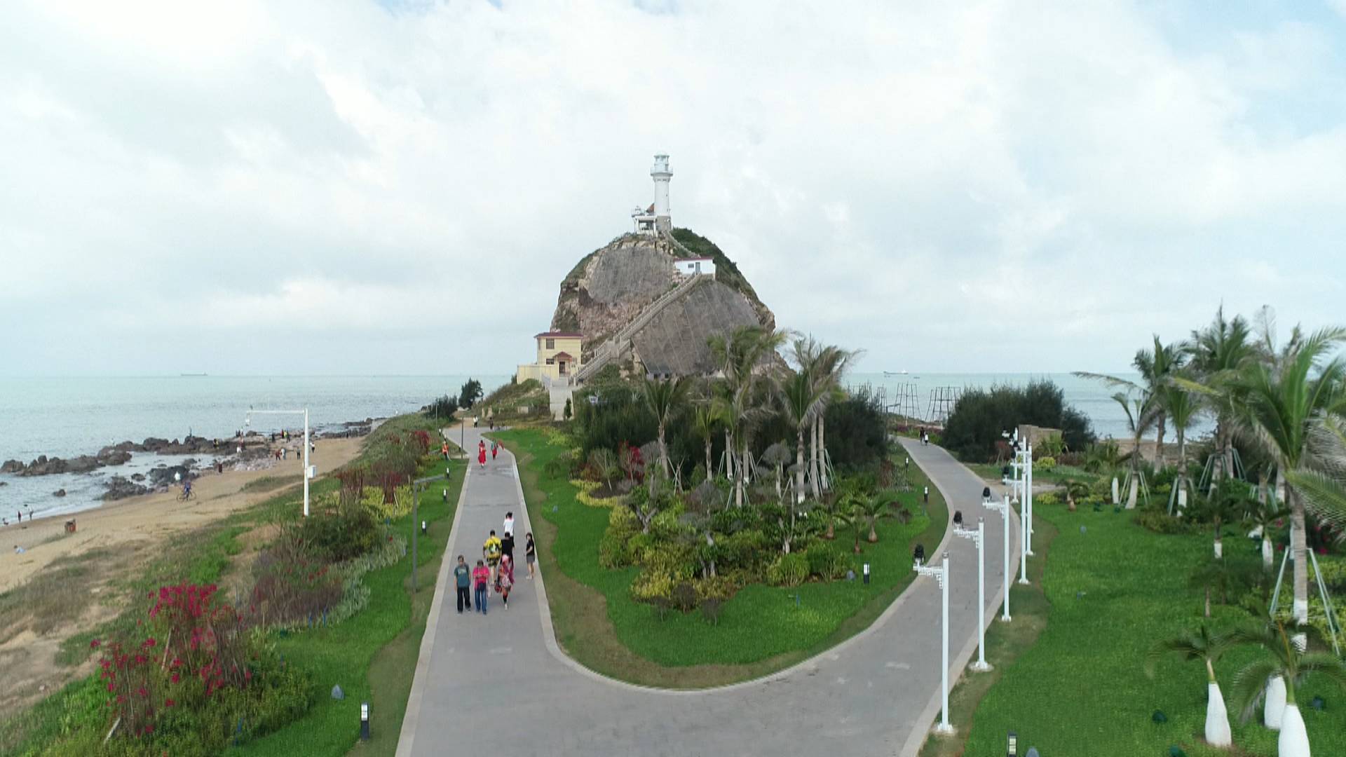 畅玩东方市区两个著名海岸景点:海东方风景区与鱼鳞洲风景区.