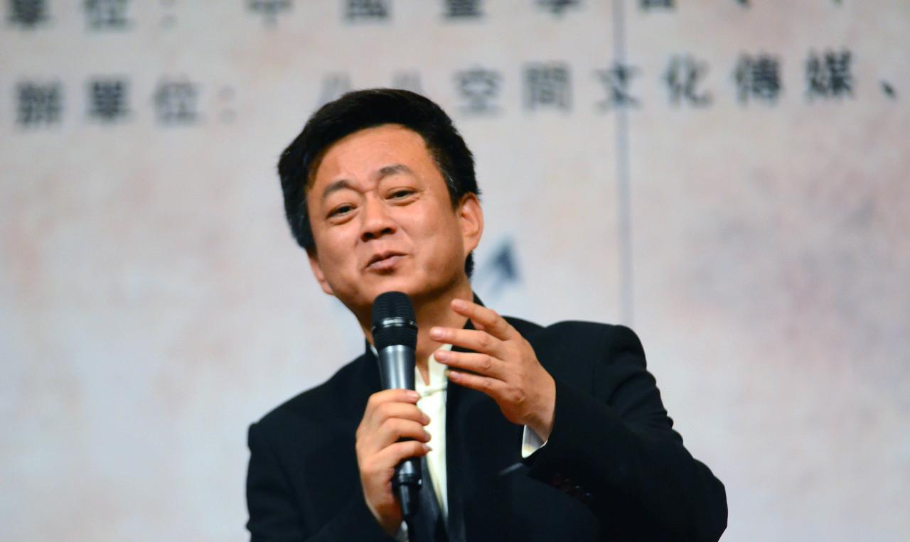 原创朱军近照曝光和妻子谭梅晒合照满头白发令人心疼