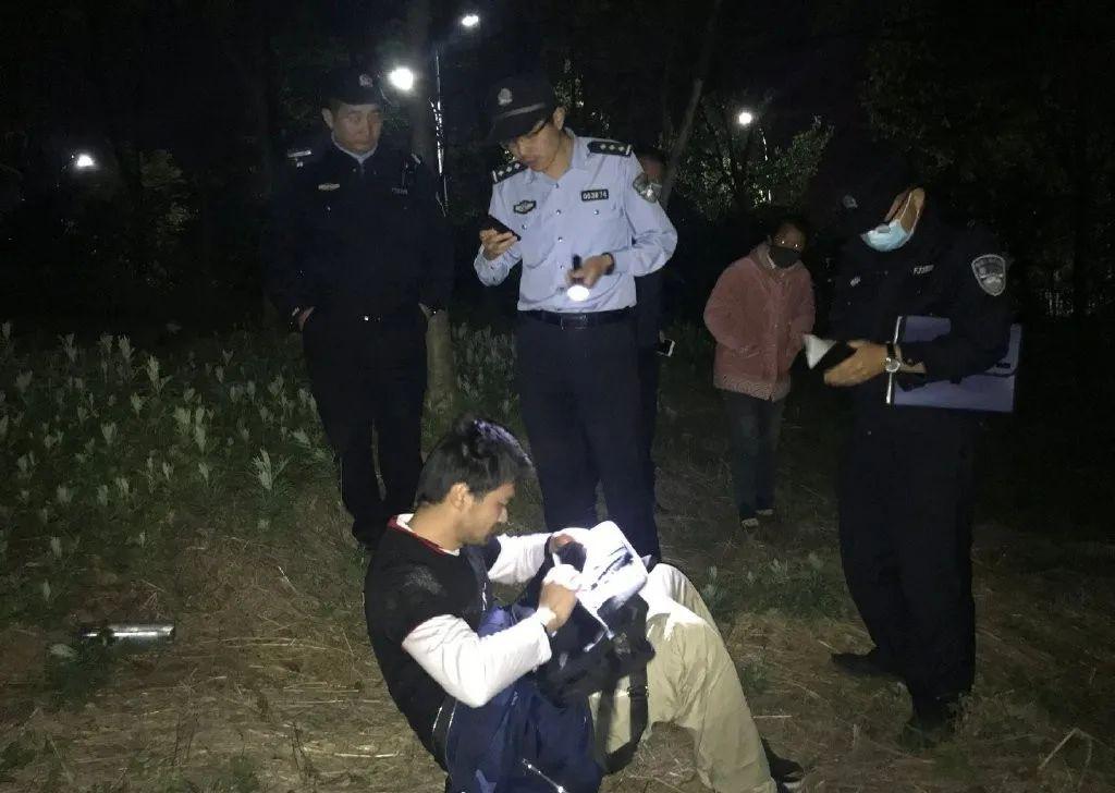 在夜间巡逻至大公堰湿地公园附近时发现一名男子正躺在草丛中呼呼大睡