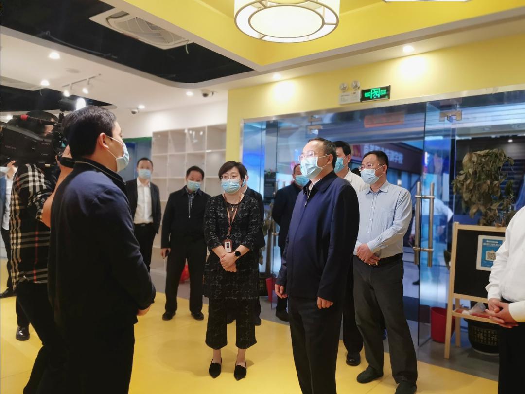黄石市市长吴锦一行莅临黄石摩尔城视察调研