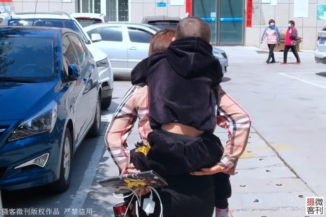 重病：照镜子后哭泣：妈妈，我是不是要死了7岁男孩患重病满头白发