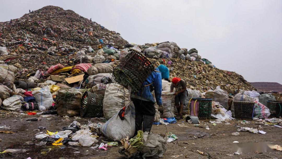 为挣2块钱，万人住进世界最大垃圾场，和7000吨垃圾同吃住