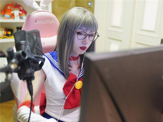 虎牙第一女打野直播百万人围观刘诗雨cos奶白丝袜美少女火了
