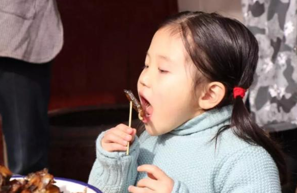 「孩子」孩子喝有助于脾胃好，少生病，个头蹿给娃煮汤别忘记放点“它”