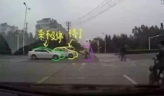 「邻家」痛心!妈妈过马路扶邻家摔倒儿童 2岁女儿尾随被撞身亡
