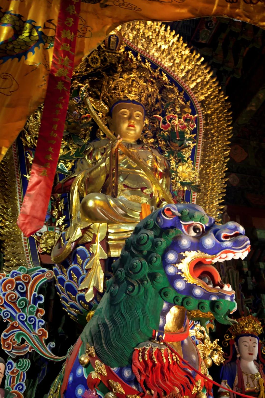 殊像寺荞面捏成的文殊菩萨,是五台山诸寺中最高大的一尊.何沐恬 摄