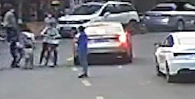 「邻家」痛心！妈妈过马路扶邻家摔倒儿童 2岁女儿尾随被撞身亡