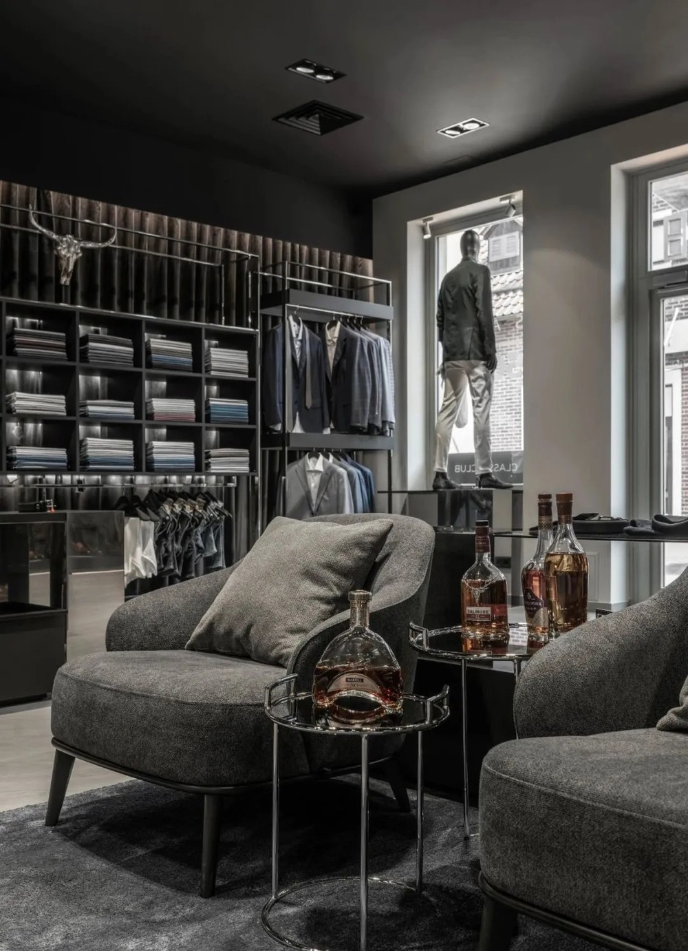 这家服装店整体用了质感的黑白灰色调,简约时尚!