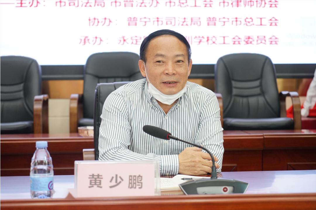 黄少鹏书记做动员讲话挂钩企业律师代表开展法律宣讲开展现场咨询活动