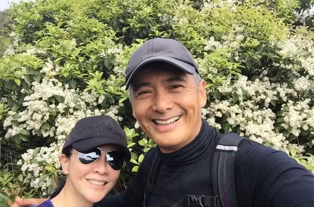 原创周润发近况曝光,与刘嘉玲一起爬山健身,戴帽子掩不了鬓边白发