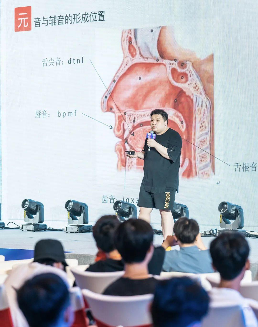 [人学]有人把自己练成了歌神温哥华封城期间做什么？有人学做饭