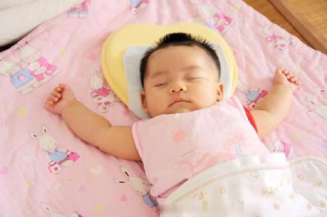 『智力』往往是在暗示情商高+智力发育好心理学家：孩子睡醒有这种表现