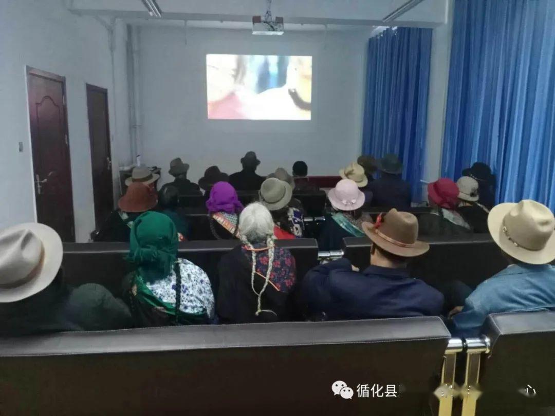 在活动开始之前,我中心精心策划,组织适合老年人的娱乐活动,并积极在