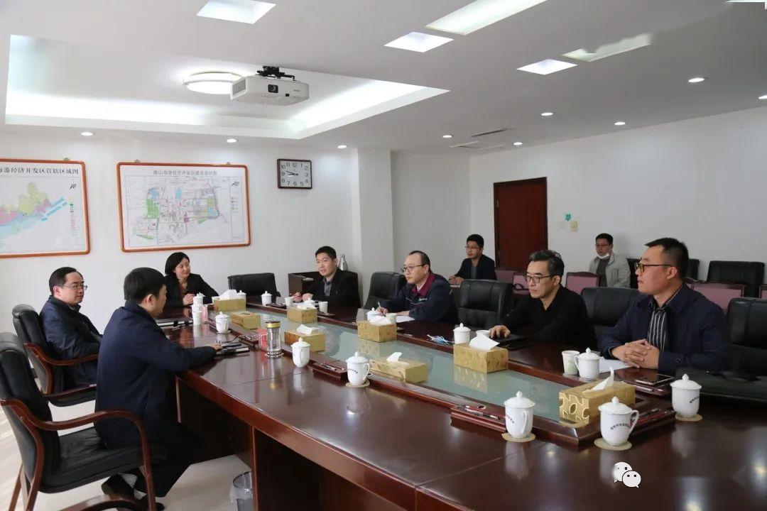 区领导黄玉刚为我区聘任的4名招商局副局长颁发了聘书