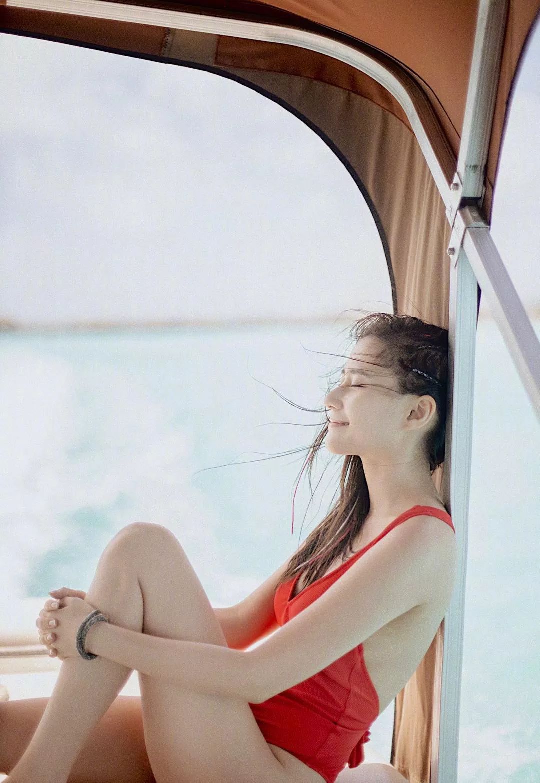 赌王女儿何超莲颜值不低！窦骁晒偷拍照颜值能