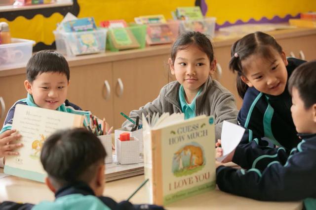 学校有非常丰富的英语学习资源提供给孩子们学校的图书馆有非常多的