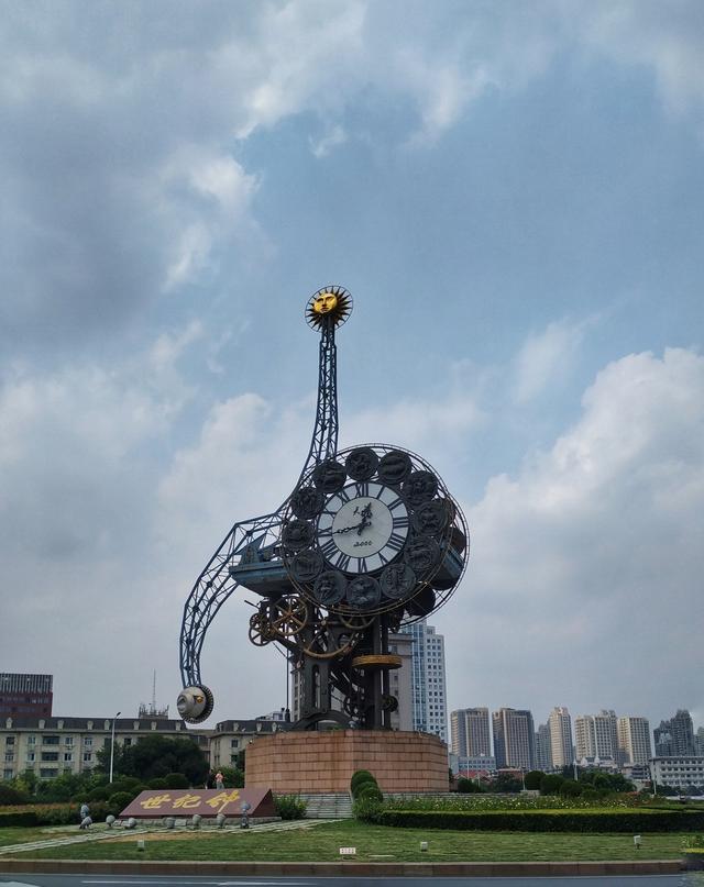 12 世纪钟便成为与新世纪相伴相随的,天津市最具关注度的标志性建筑之