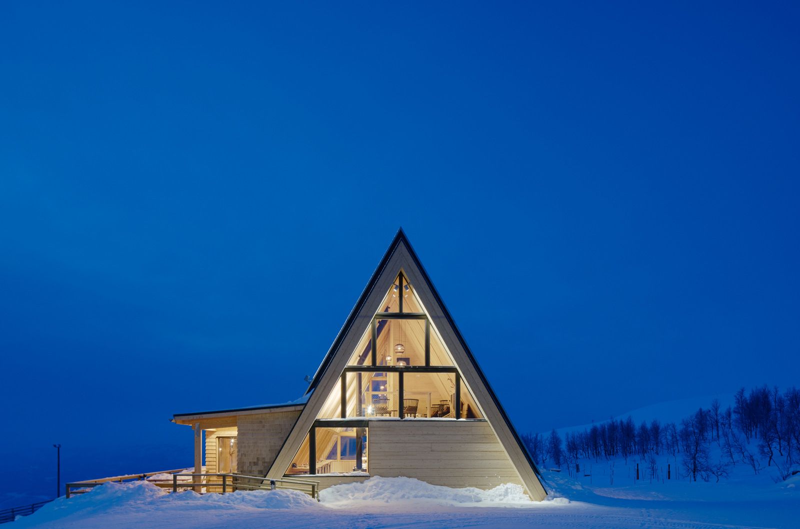 雪山上的桦木小屋银白秘林深处的魅力建筑以三角结构温暖迎客