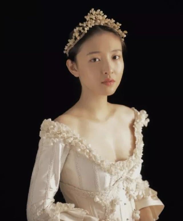 原创吴倩挑战宫廷风礼裙,看到她穿在身上的效果,才知女明星多高级