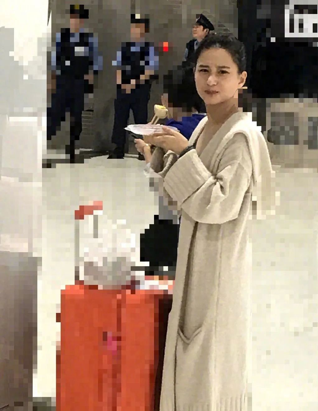 赌王女儿何超莲颜值不低！窦骁晒偷拍照颜值能